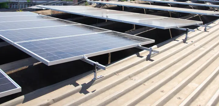 Usina solar em cobertura industrial