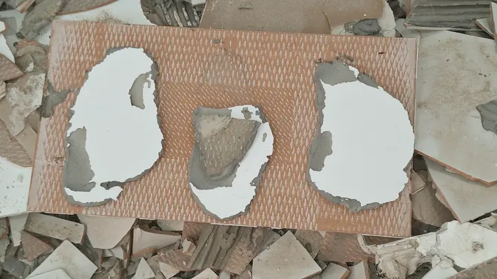 Placa cerâmica sem argamassa colante suficiente